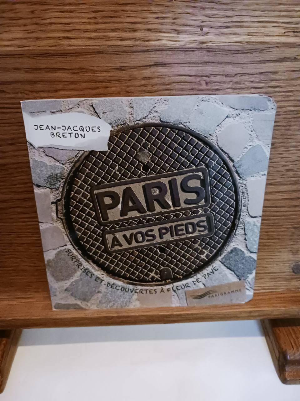 Paris à vos pieds : surprises et découvertes à fleur de pavé