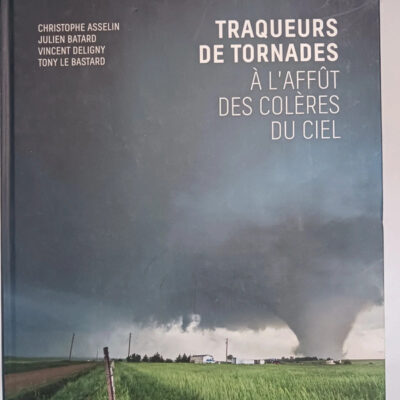 Traqueurs de tornades - A l'affût des colères du ciel (Reportages) (French Edition)